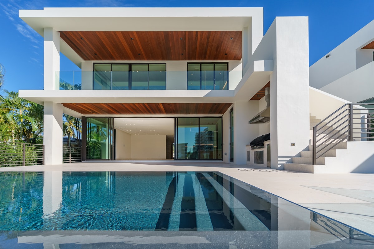 Kuzey Kıbrıs lüks villa havuz